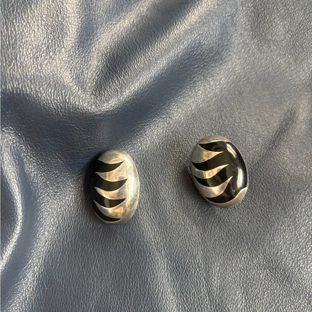 Taxco Mexican 725 sterling silver and onyx 1 1/4 in earrings